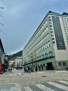 卑尔根艾克斯比申麦吉克酒店的一座大型建筑,前面的人在步行