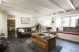 卡弗拉克Dolor Cottage的客厅配有沙发和桌子
