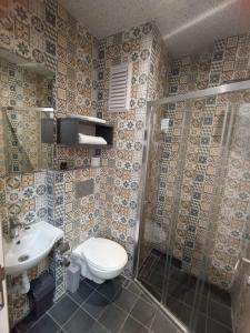 伊斯坦布尔Tempo Florya Otel的浴室配有卫生间、盥洗盆和淋浴。