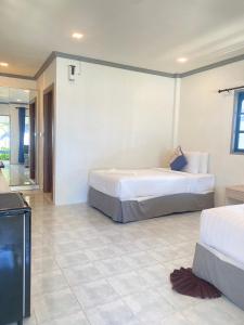 哈林海滩日落海滩别墅度假酒店的酒店客房带两张床和一间浴室