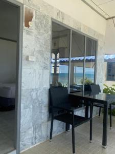 哈林海滩日落海滩别墅度假酒店的一间设有桌子的海景用餐室