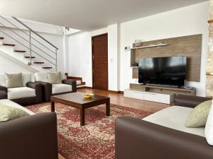 安巴托Instant Hotel - Villa Palermo Luxury Apartments的带沙发和电视的客厅