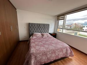 安巴托Instant Hotel - Villa Palermo Luxury Apartments的一间卧室设有一张床和一个大窗户