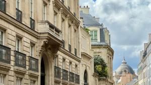 巴黎Le Grand Hôtel Cayré的城市街道上的一群建筑