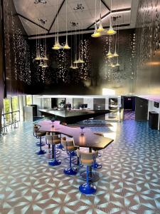 卑尔根索尔海姆斯维根马吉克酒店的铺有瓷砖地板,设有带桌椅的厨房。
