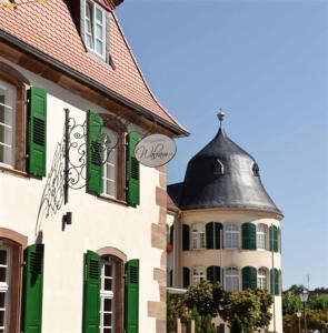 巴特贝格匝本贝根扎伯纳城堡酒店的一座有黑色屋顶和塔楼建筑