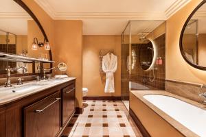 穆然卡蒂勒酒店的一间带水槽、浴缸和淋浴的浴室