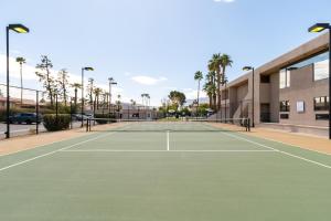 棕榈泉Vista Mirage Resort的大楼前的网球场