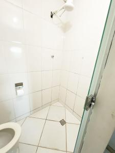 MatozinhosHotel Aconchego Matozinhos的带淋浴和卫生间的浴室