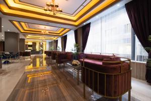 伊斯坦布尔Buke Hotel Bomonti的带沙发的酒店大堂和酒吧