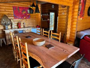 布齐耶比利牛斯2000CHALET CAPRICES DES CIMES的小屋内带木桌的用餐室