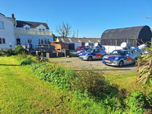 卡马森Pantysgyfarnog near Carmarthenshire Pembrokeshire的停在停车场的一群汽车