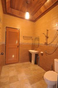 高兰富莱士度假屋的一间带卫生间和水槽的浴室