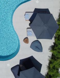 拉基索拉Poesia Suites的一组太阳伞坐在游泳池旁