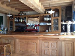 Pierre-PerthuisLes Deux Ponts的一间木制大酒吧,位于一个配有木橱柜的房间
