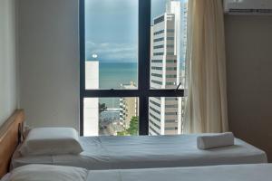 累西腓Rede Andrade Onda Mar的卧室设有海景窗户。