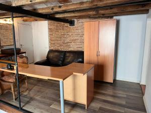 巴塞罗那Cataluña Room的配有木桌和皮椅的办公室