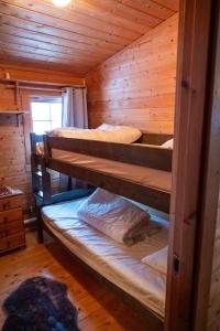 LjørdalVilla Fregn的小木屋内的两张双层床