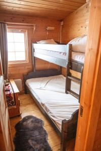 LjørdalVilla Fregn的小屋内带两张双层床的客房