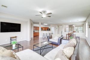 休斯顿Houston Retreat with Pool Access and Fenced-In Yard!的客厅配有沙发和桌子