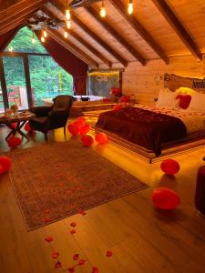 贾马里海姆森Hoşdere Suit的卧室配有一张床,地板上铺有红色的花瓣。