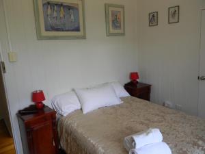 土乌巴格莱利伦住宿加早餐旅馆的一间卧室配有一张带2个床头柜和2盏灯的床。