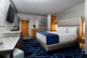 拉斯维加斯The STRAT Hotel, Casino & Tower的酒店客房带一张床和一个厨房