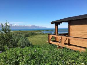 胡萨维克Kaldbaks-kot cottages的享有湖泊和山脉美景的小木屋