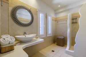 斯科派洛斯Aurora Apartment - Skopelos的一间带水槽和镜子的浴室