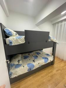 斯科普里King Size Apartment的一间卧室配有两张双层床。