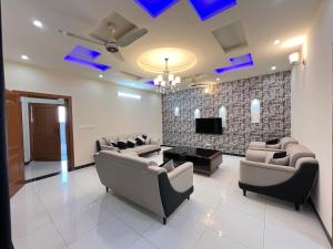 伊斯兰堡Luxury Holiday Home in Islamabad的带沙发和电视的大型客厅