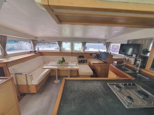 Isla Wichitupo GrandePrivate Catamarán With Crew - YOLI Lagoon 40 feet - All Inclusive的船屋的厨房和客厅