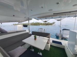 Isla Wichitupo GrandePrivate Catamarán With Crew - YOLI Lagoon 40 feet - All Inclusive的一条白色的船,上面有桌子