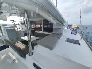 Isla Wichitupo GrandePrivate Catamarán With Crew - YOLI Lagoon 40 feet - All Inclusive的船上有椅子和桌子