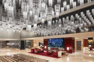 孟买泰姬陵圣克鲁斯酒店的大堂设有吊挂在天花板上的大吊灯