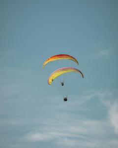 MalenaLa Parada del Pelicano, El Ranchito Surf的空中降落伞骑着的人