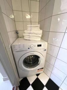 奥勒松Jugend 1903的浴室内提供洗衣机及毛巾
