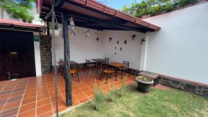 阿约拉港加拉帕戈斯套房住宿加早餐旅馆的白色墙壁上配有桌椅的庭院