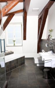 巴特贝格匝本贝根扎伯纳城堡酒店的一间带两个盥洗盆和窗户的浴室
