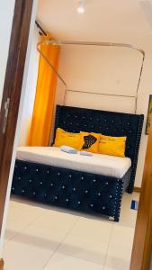 蒙巴萨The Pontoons Nyali A103的床上的一张床位,床上有黄色枕头