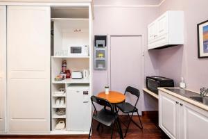 弗里曼特道森公寓的一个带桌子和两把椅子的小厨房