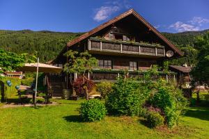 博登斯多夫Landhaus BERGSEE的屋顶上种植了植物的木屋