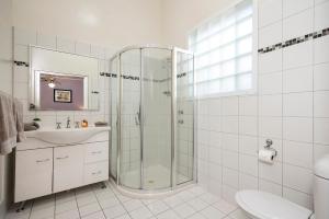 弗里曼特道森公寓的带淋浴、盥洗盆和卫生间的浴室