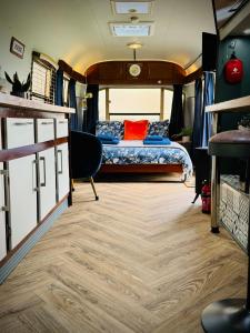 赫尔斯顿WildView - Private Glamping For two with outdoor bath tub的一间卧室,带一张位于货车内的床铺