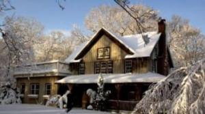 WesthamptonHistoric Home with Pool in Westhampton的上面有雪的房子