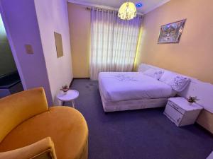 姆巴巴内GoldenWays Motel的小房间设有一张床和一把椅子