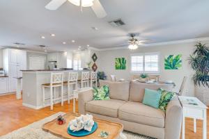 迈尔斯堡Fort Myers Bungalow - 12 Miles to the Beach!的带沙发的客厅和厨房