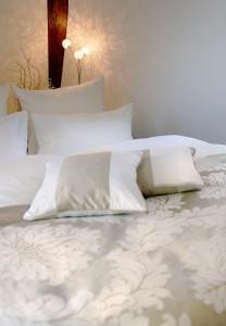 巴特贝格匝本贝根扎伯纳城堡酒店的白色的床、白色床单和枕头