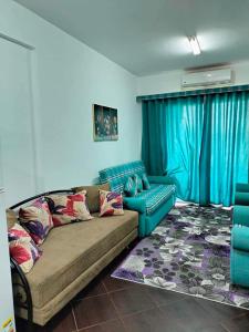 马特鲁港Porto Matroh ViP Spechial的带沙发和蓝色墙壁的客厅