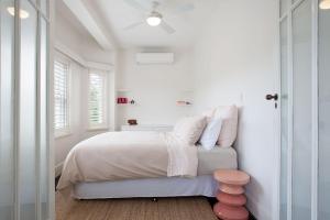 悉尼A touch of Pink, Bellevue Hill IH的白色的卧室设有床和窗户